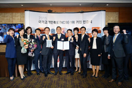 KB국민은행은 국가고객만족도(NCSI) 은행부문 1위에 선정됐다고 8일 밝혔다. 윤종규 은행장(왼쪽 6번째)이 직원들과 기념 촬영을 하는 모습. KB국민은행
